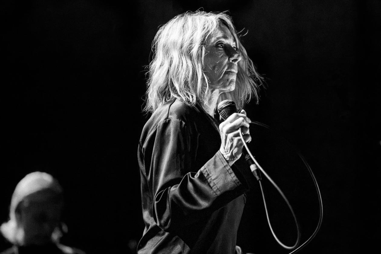 Auf der Bühne dunkel, stoische Performance: die Sonic Youth-Legende mit Band live. – Kim Gordon.