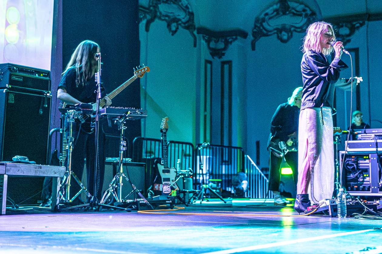 Auf der Bühne dunkel, stoische Performance: die Sonic Youth-Legende mit Band live. – Kim Gordon.