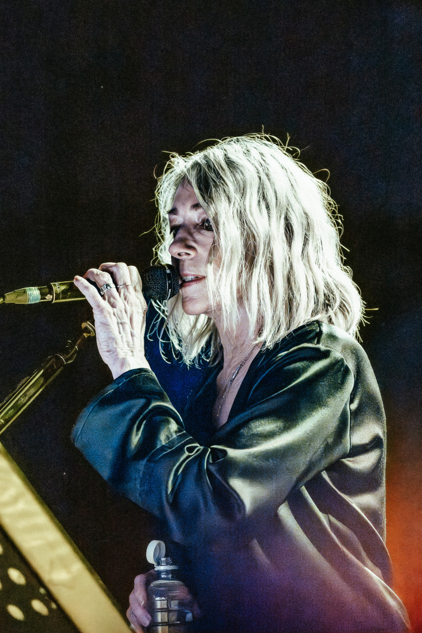 Auf der Bühne dunkel, stoische Performance: die Sonic Youth-Legende mit Band live. – Kim Gordon.