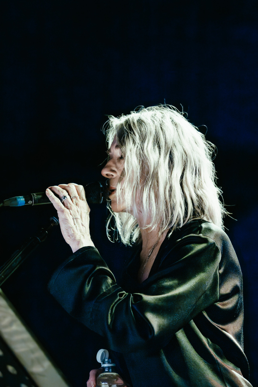 Auf der Bühne dunkel, stoische Performance: die Sonic Youth-Legende mit Band live. – Kim Gordon.