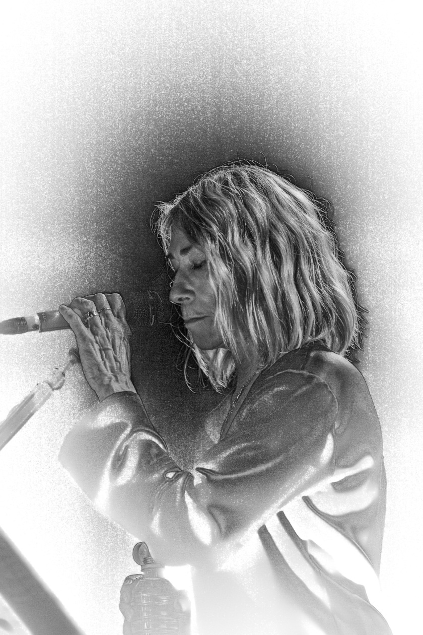 Auf der Bühne dunkel, stoische Performance: die Sonic Youth-Legende mit Band live. – Kim Gordon.