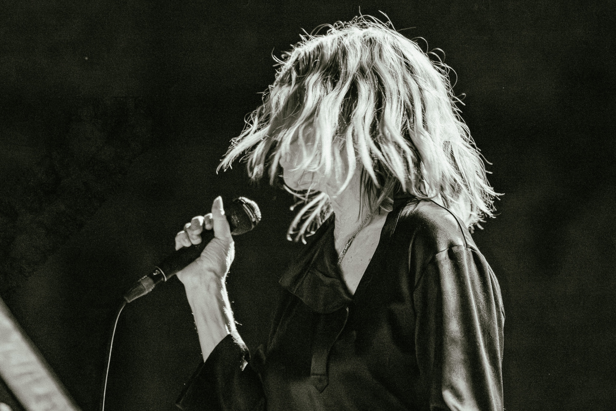 Auf der Bühne dunkel, stoische Performance: die Sonic Youth-Legende mit Band live. – Kim Gordon.