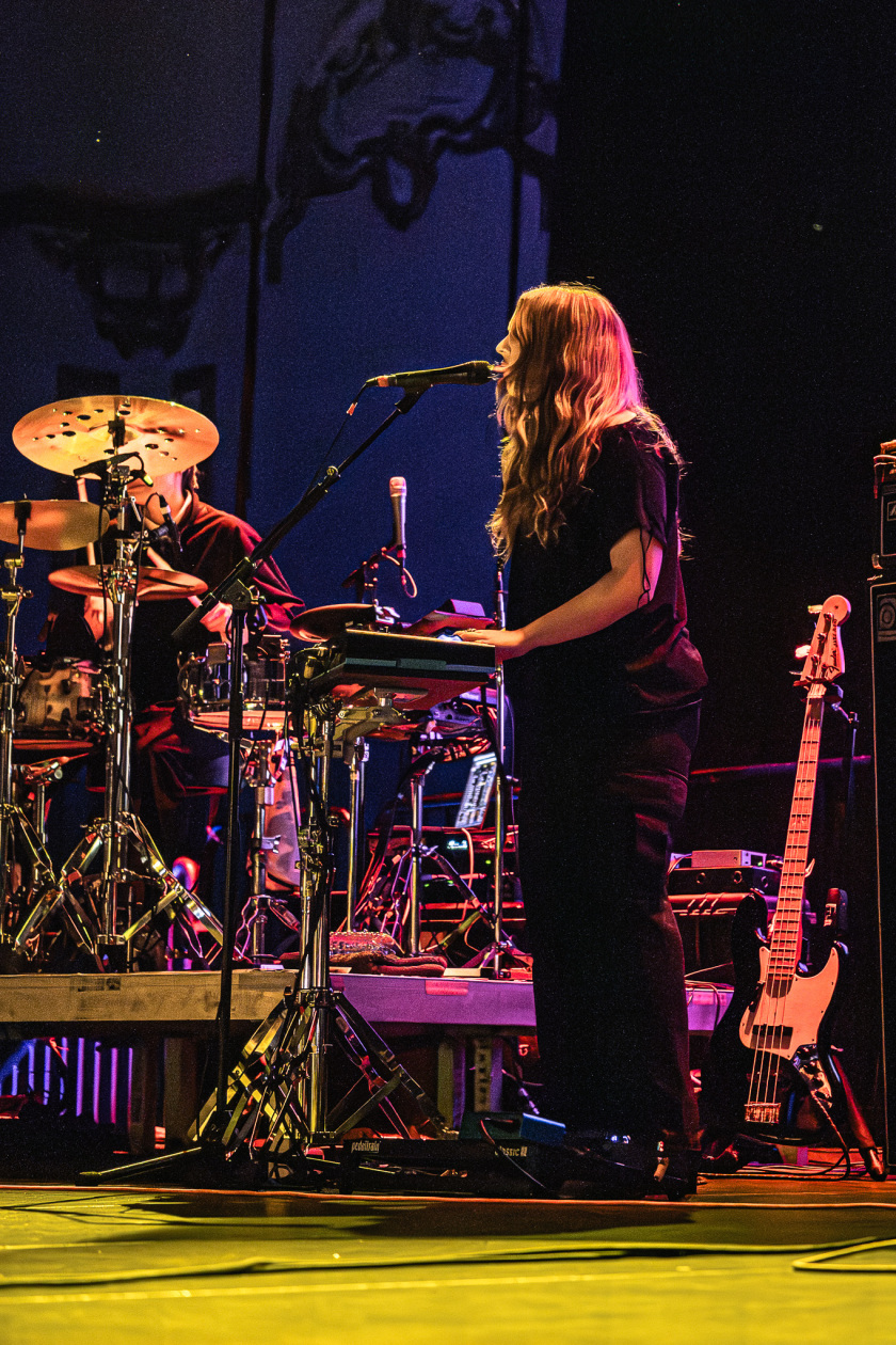 Kim Gordon – Auf der Bühne dunkel, stoische Performance: die Sonic Youth-Legende mit Band live. – Camilla Charlesworth.