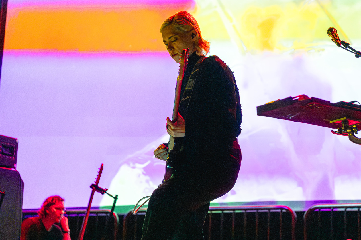 Kim Gordon – Auf der Bühne dunkel, stoische Performance: die Sonic Youth-Legende mit Band live. – Sarah Register.