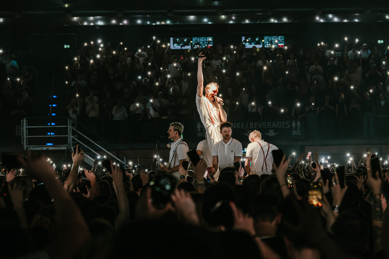 Gastspiel in der Hauptstadt: Kraftklub mit Tokio Hotel, Domiziana und Blond live. – Kraftklub.