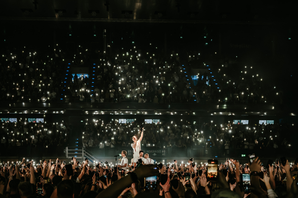 Gastspiel in der Hauptstadt: Kraftklub mit Tokio Hotel, Domiziana und Blond live. – Kraftklub.