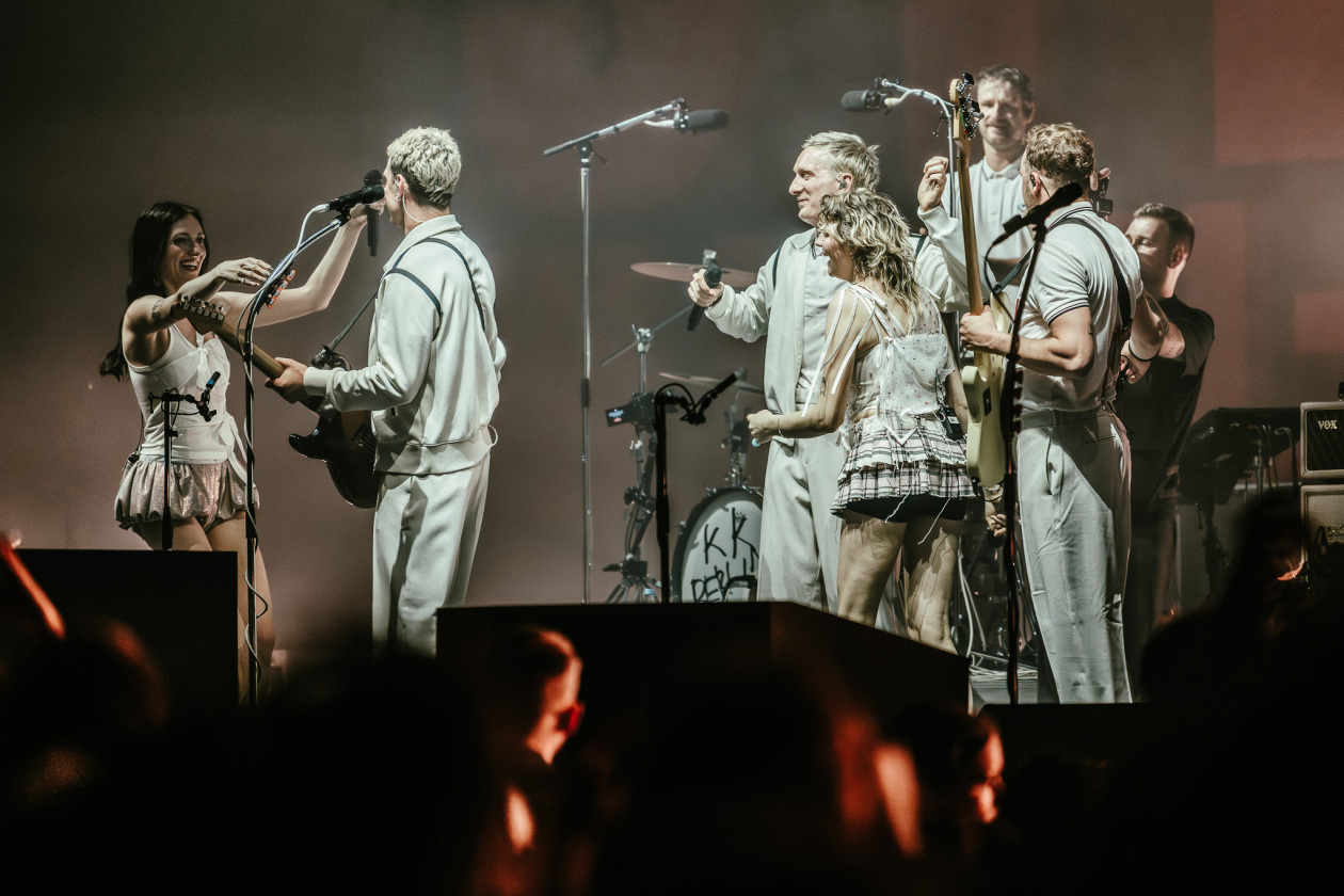 Gastspiel in der Hauptstadt: Kraftklub mit Tokio Hotel, Domiziana und Blond live. – Blond.