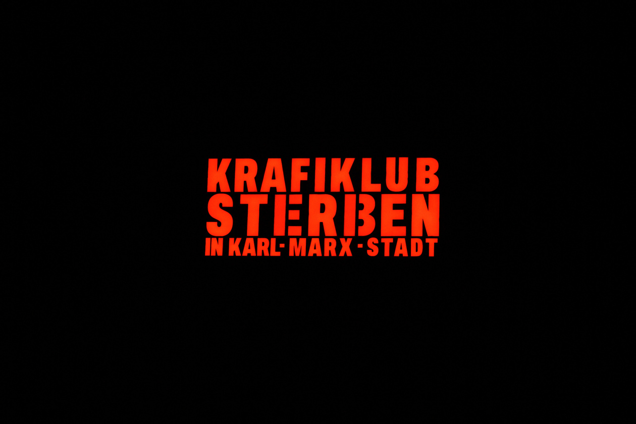 Niemand will nach Berlin, trotzdem sind alle da: auf "Sterben in Karl-Marx-Stadt"-Tour. – Kraftklub auf "Sterben in Karl-Marx-Stadt"-Tour.