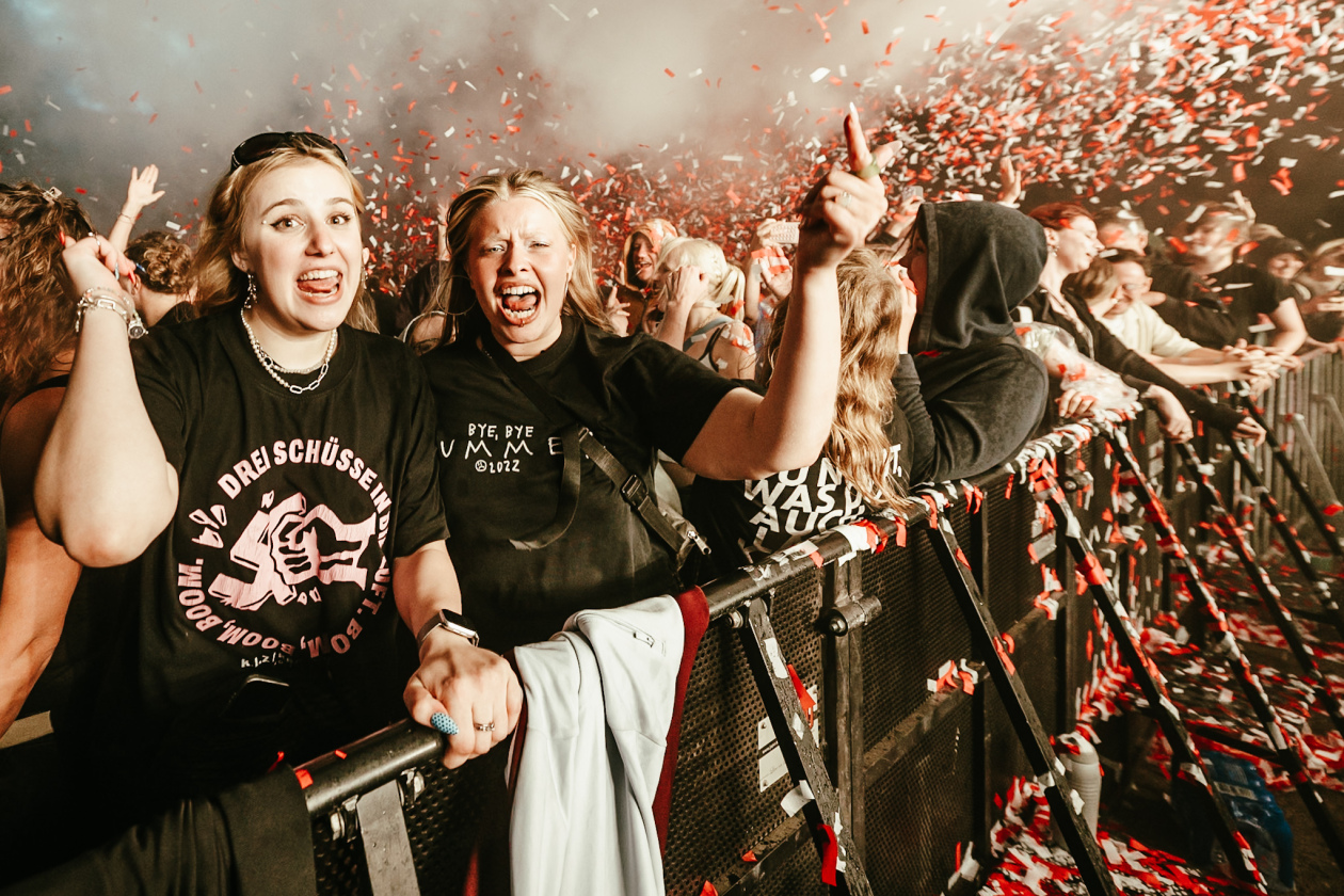 Niemand will nach Berlin, trotzdem sind alle da: auf "Sterben in Karl-Marx-Stadt"-Tour. – Kraftklub-Fans.
