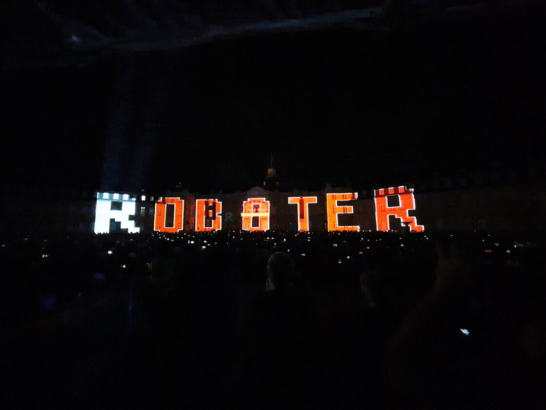 Kraftwerk – Spektakuläre Show vor dem Karlsruher Schloss beim einzigen Deutschland-Konzert in diesem Jahr. – Wir sind ...