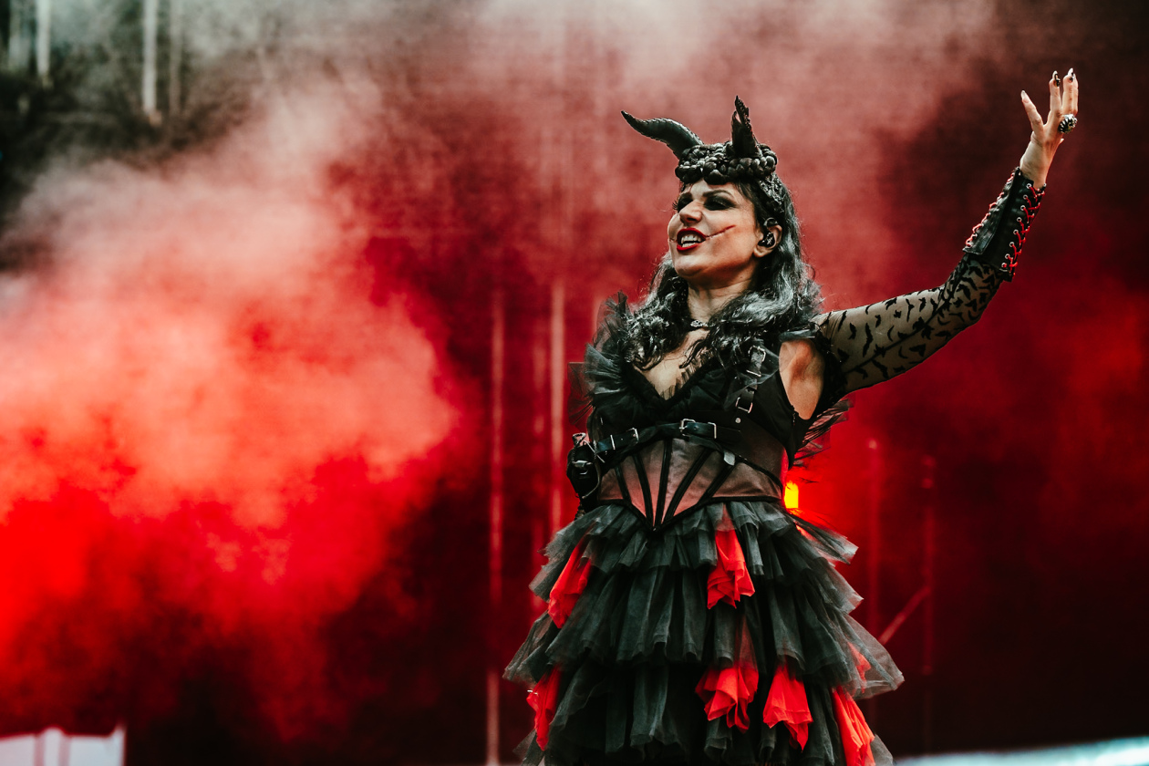 Die italienischen Gothic-Metal-Veteranen um Cristina Scabbia auf der Louder-Stage – Lacuna Coil.