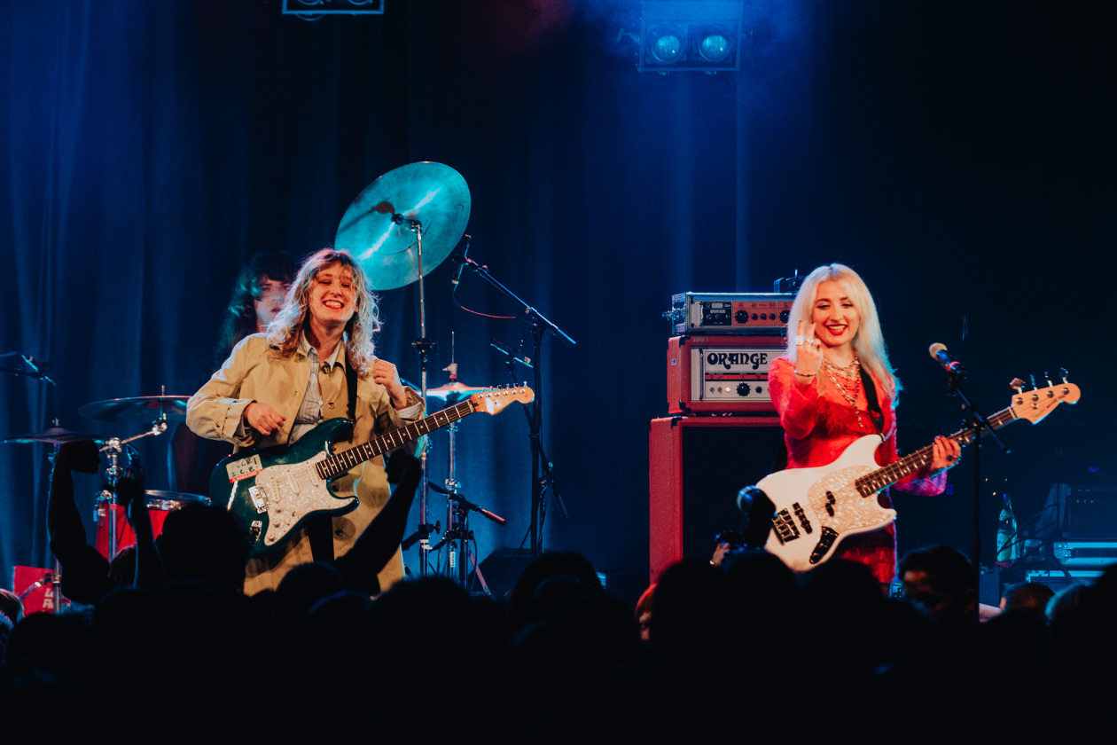 Der Garage-Punk-Hypetrain aus Brighton rollt an. – Lambrini Girls.