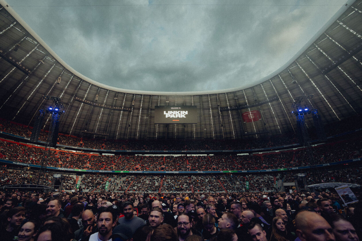 Linkin Park – Mike Shinoda, Emily Armstrong und Co. verkauften zweimal das Münchner Fußballstadion aus. – Die ausverkaufte Allianz Arena.