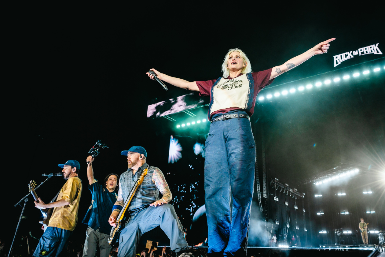 Spagat zwischen Vergangenheit und Gegenwart: Mike Shinoda, Emily Armstrong und Band. – Linkin Park.