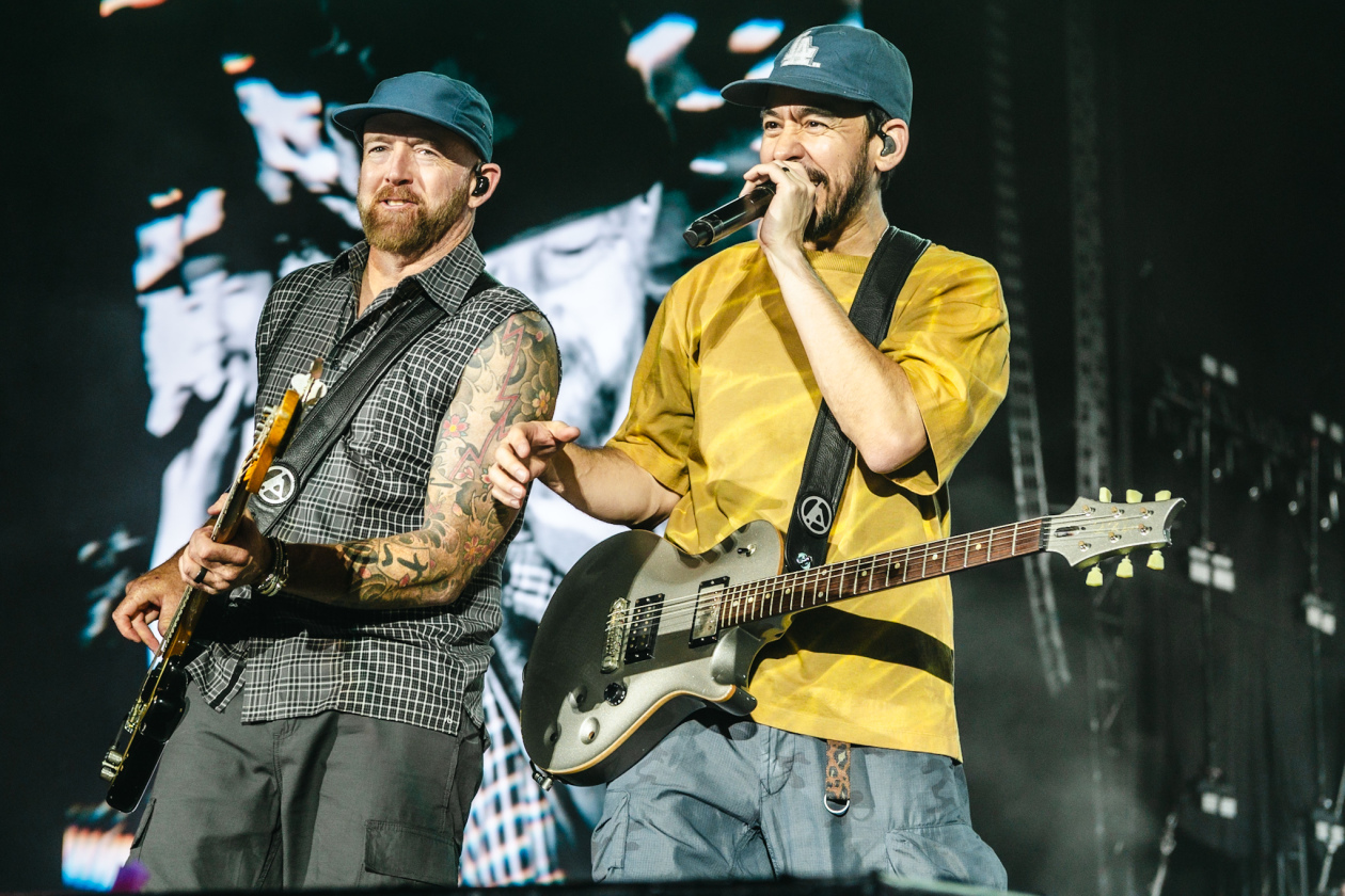 Spagat zwischen Vergangenheit und Gegenwart: Mike Shinoda, Emily Armstrong und Band. – Linkin Park.