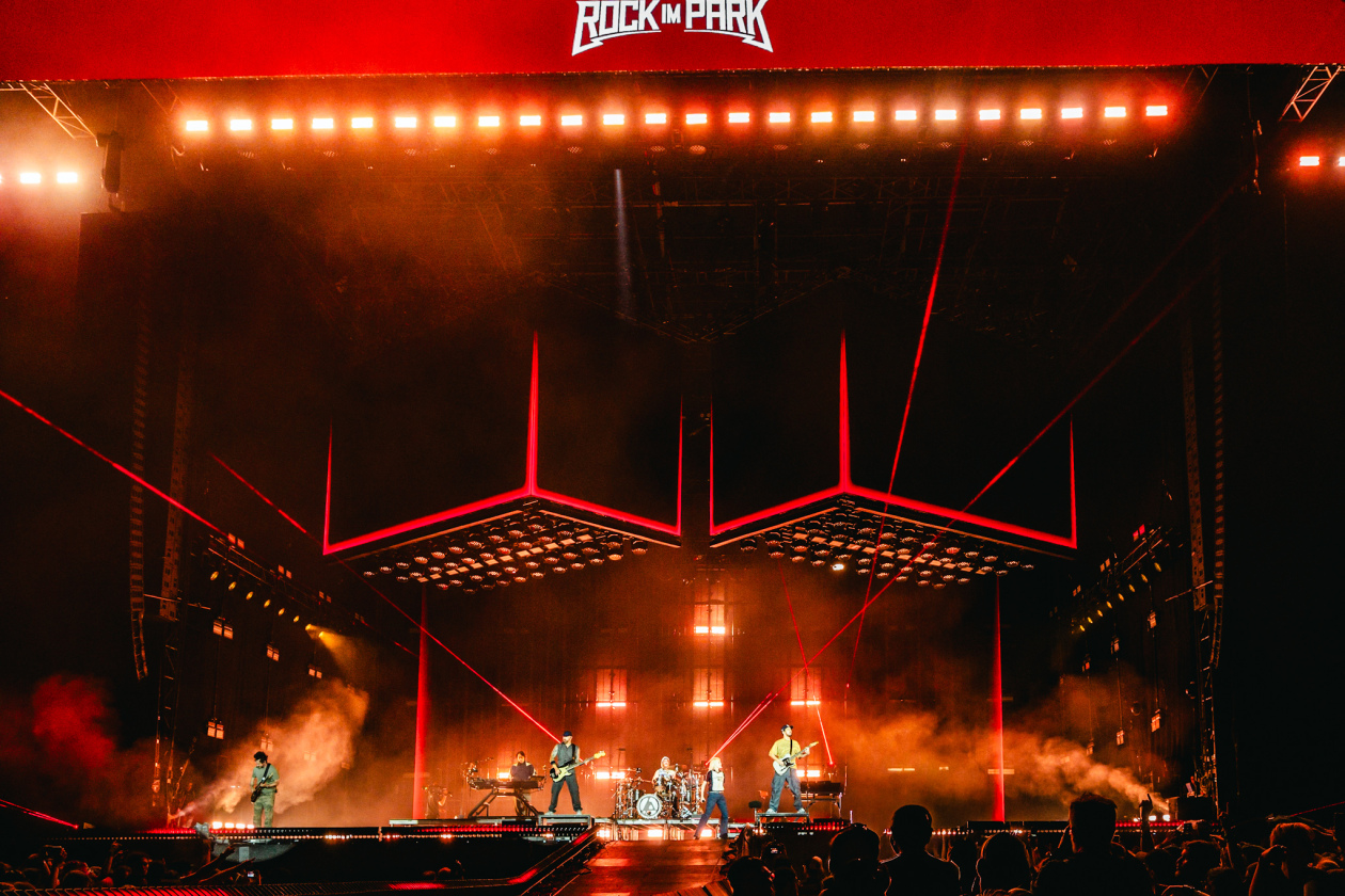 Spagat zwischen Vergangenheit und Gegenwart: Mike Shinoda, Emily Armstrong und Band. – Linkin Park.