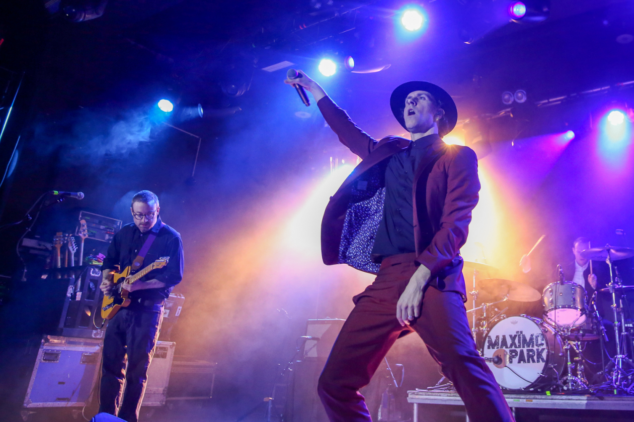 Jubel in der Hansestadt: die britischen Indierock-Veteranen um Paul Smith live. – Maximo Park: Duncan Lloyd (Gitarre), Sänger Paul Smith und Tom English (Drums).
