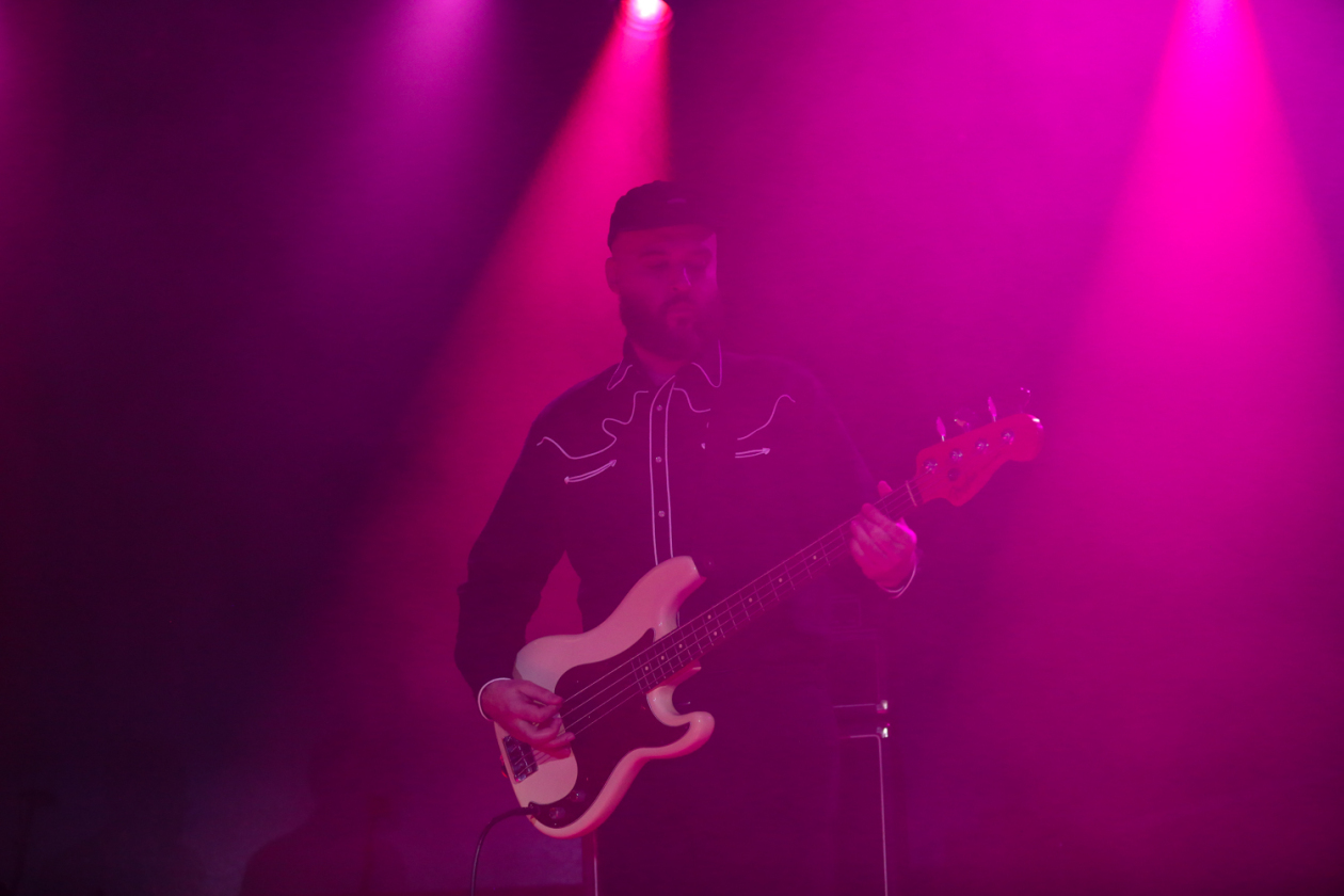 Maximo Park – Jubel in der Hansestadt: die britischen Indierock-Veteranen um Paul Smith live. – Paul Rafferty (Livemitglied).