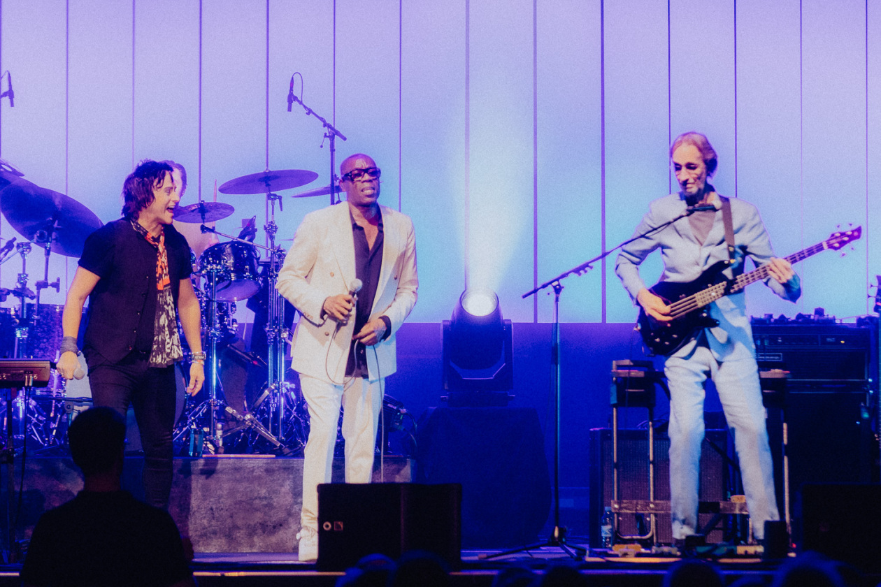 Genesis-Gitarrist Mike Rutherford und Kollegen auf "Looking Back - Living The Years 2025 Tour". – Mike & The Mechanics.