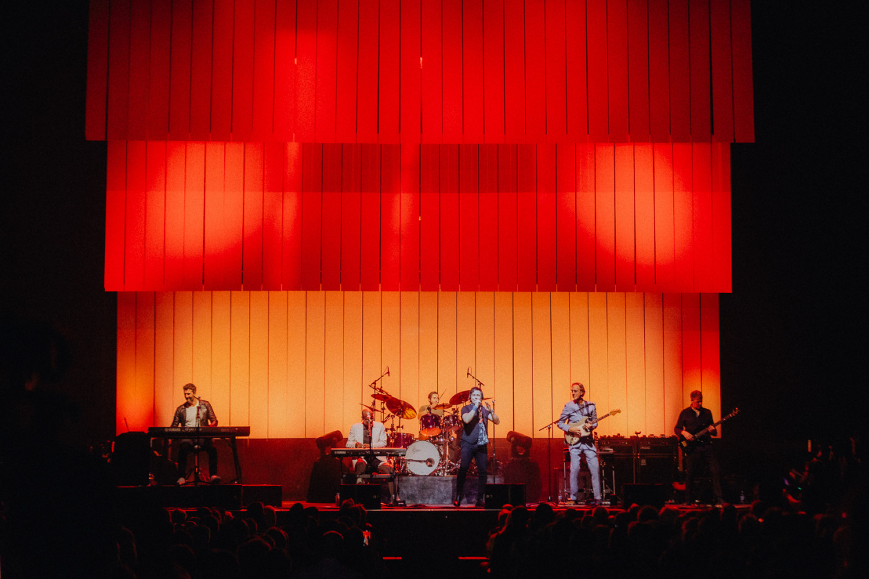 Genesis-Gitarrist Mike Rutherford und Kollegen auf "Looking Back - Living The Years 2025 Tour". – Mike & The Mechanics.