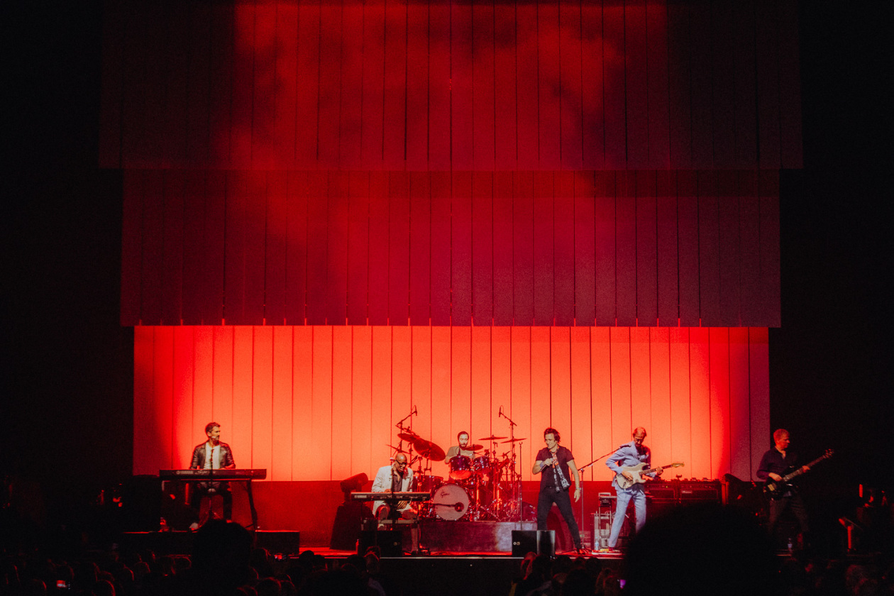 Genesis-Gitarrist Mike Rutherford und Kollegen auf "Looking Back - Living The Years 2025 Tour". – Mike & The Mechanics.