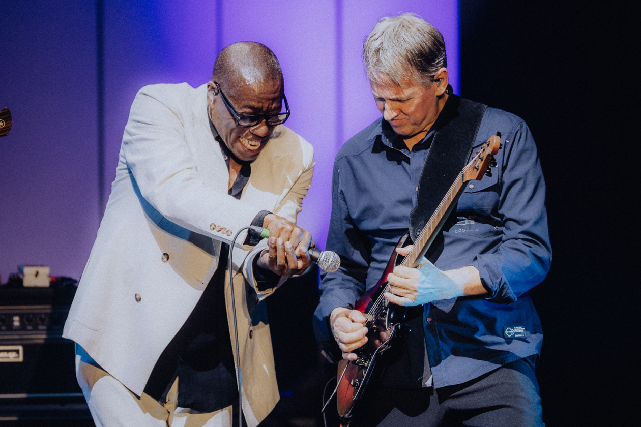 Mike & The Mechanics – Genesis-Gitarrist Mike Rutherford und Kollegen auf "Looking Back - Living The Years 2025 Tour". – Andrew Roachford und Anthony Drennan.