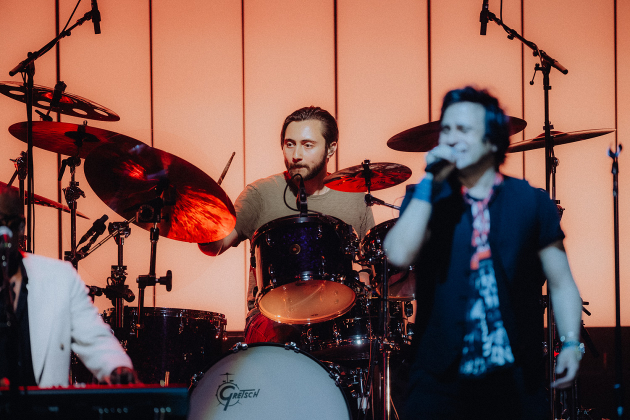 Mike & The Mechanics – Genesis-Gitarrist Mike Rutherford und Kollegen auf "Looking Back - Living The Years 2025 Tour". – Drummer Nic Collins.