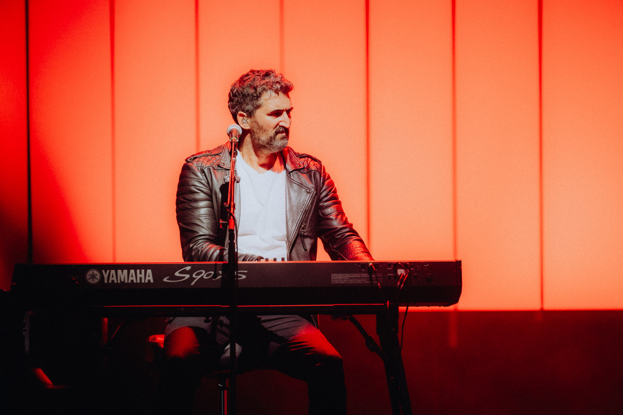 Mike & The Mechanics – Genesis-Gitarrist Mike Rutherford und Kollegen auf "Looking Back - Living The Years 2025 Tour". – Luke Juby.