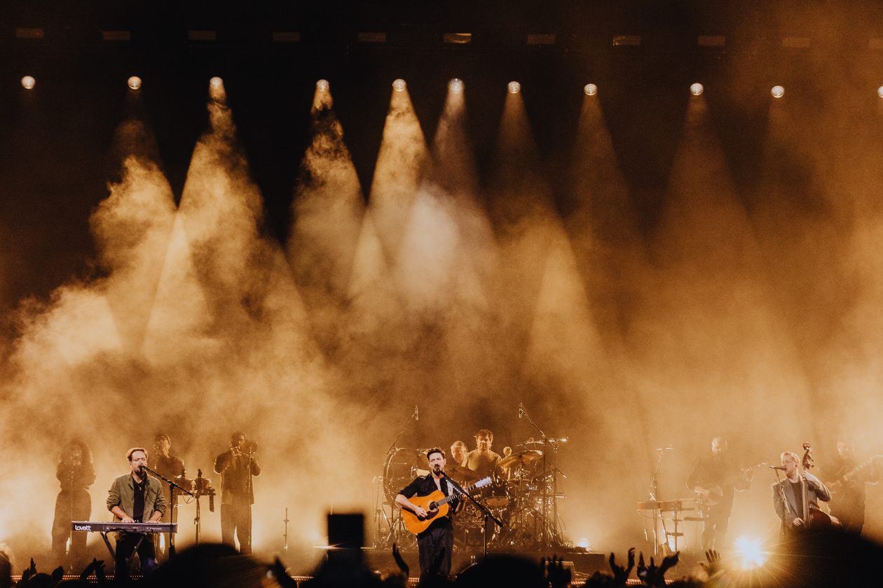 Auf den großen Bühnen zuhause: 	Marcus Mumford, Ted Dwane, Ben Lovett und Band. – Mumford & Sons.