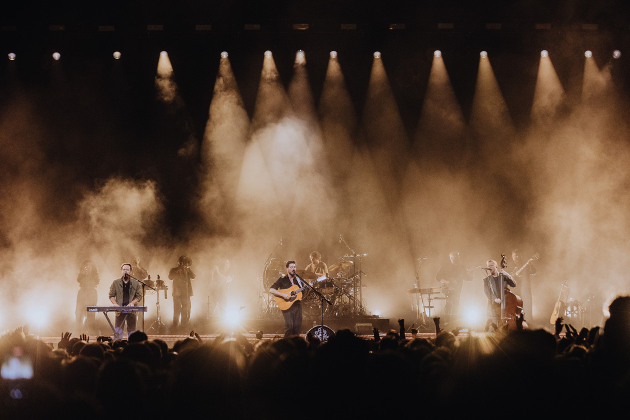 Auf den großen Bühnen zuhause: 	Marcus Mumford, Ted Dwane, Ben Lovett und Band. – Mumford & Sons.