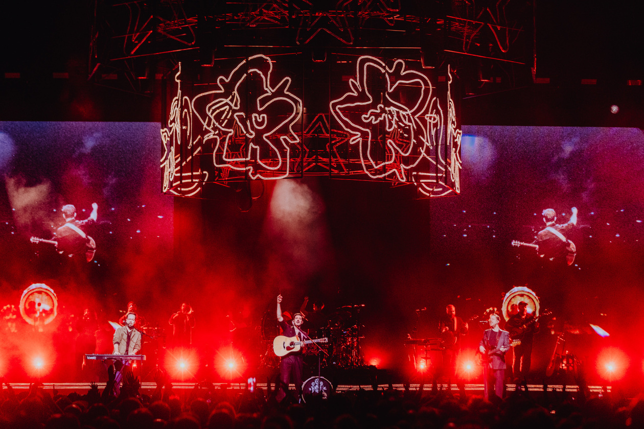 Auf den großen Bühnen zuhause: 	Marcus Mumford, Ted Dwane, Ben Lovett und Band. – Mumford & Sons.