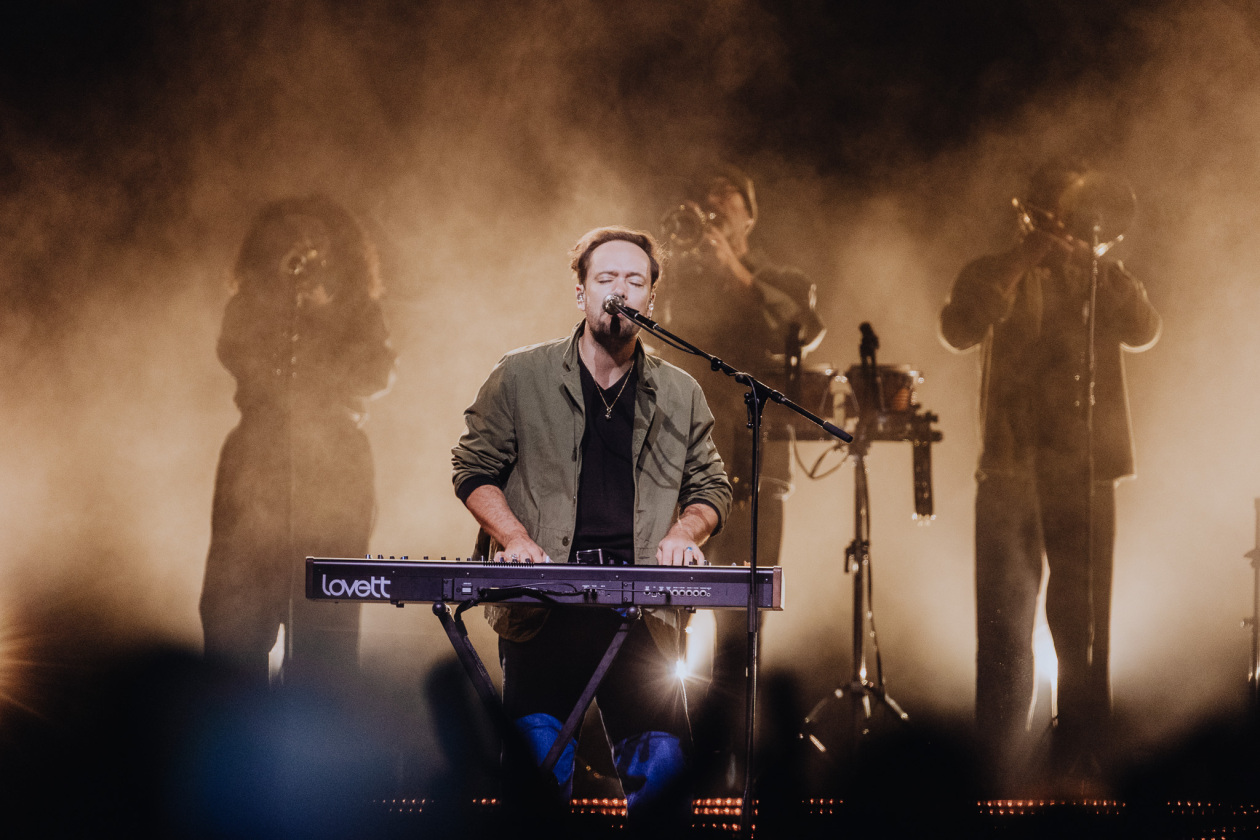 Mumford & Sons – Auf den großen Bühnen zuhause: 	Marcus Mumford, Ted Dwane, Ben Lovett und Band. – Ben Lovett.