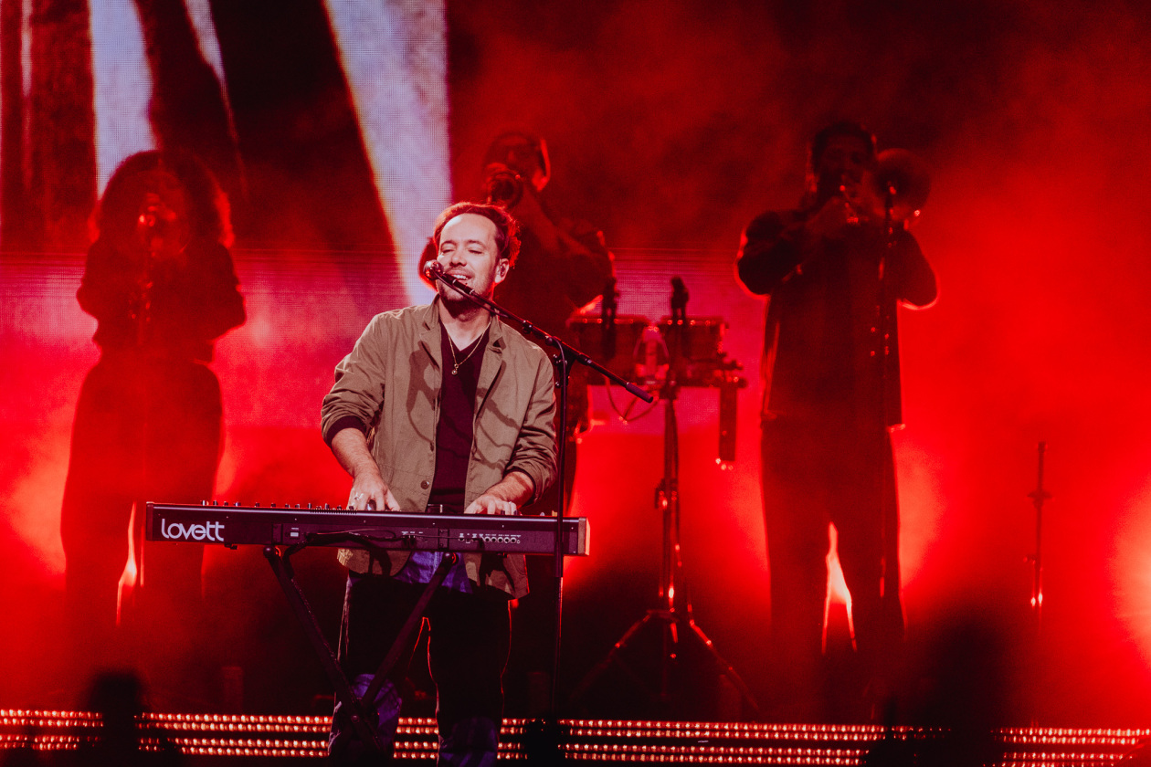 Mumford & Sons – Auf den großen Bühnen zuhause: 	Marcus Mumford, Ted Dwane, Ben Lovett und Band. – Ben Lovett.