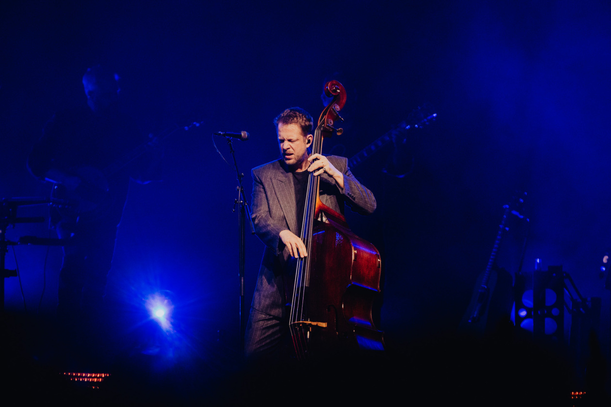 Mumford & Sons – Auf den großen Bühnen zuhause: 	Marcus Mumford, Ted Dwane, Ben Lovett und Band. – Ted Dwane.