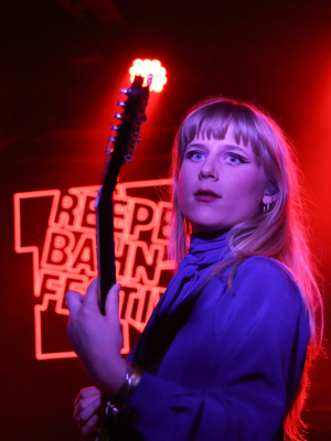 Fotos/Review: Nina Chuba u.a. beim Reeperbahn Festival