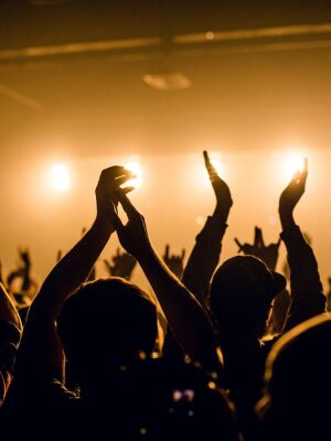 Kultur-genie-en-mit-K-pfchen-Wie-Musikfans-sparen-k-nnen-ohne-auf-Erlebnisse-zu-verzichten