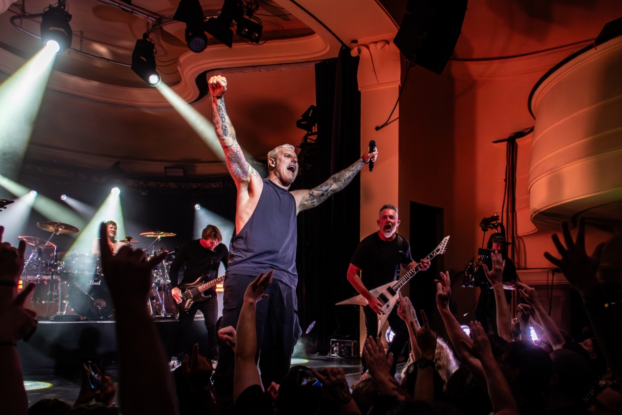 Die exklusive Minishow zwei Tage vor dem regulären Tourstart: No Barrier, free Stagediving! – Parkway Drive.