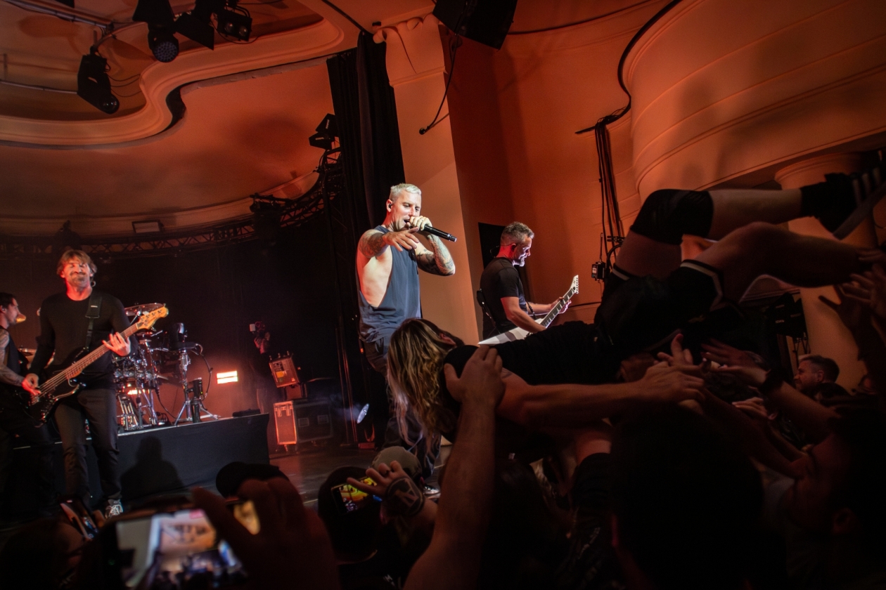 Die exklusive Minishow zwei Tage vor dem regulären Tourstart: No Barrier, free Stagediving! – Parkway Drive.