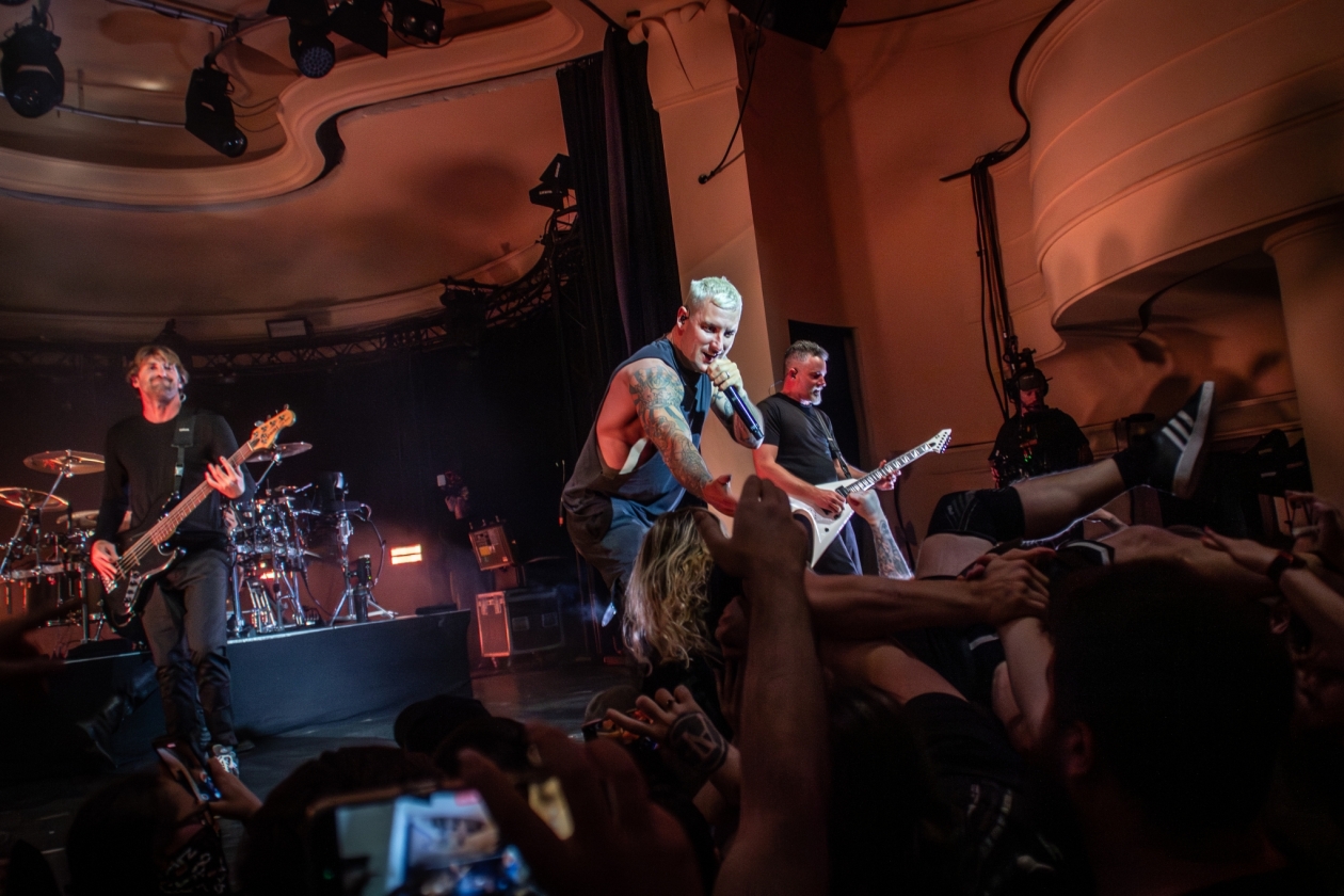 Die exklusive Minishow zwei Tage vor dem regulären Tourstart: No Barrier, free Stagediving! – Parkway Drive.