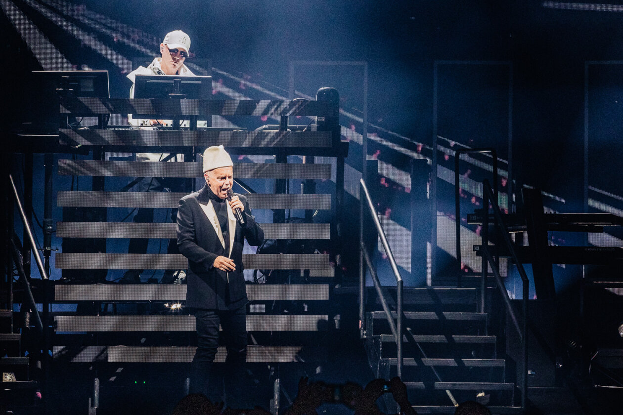 Hits, Hits, Hits: Neil Tennant, Chris Lowe und Band  auf "Dreamworld – The Greatest Hits Live“-Tour. – Pet Shop Boys.