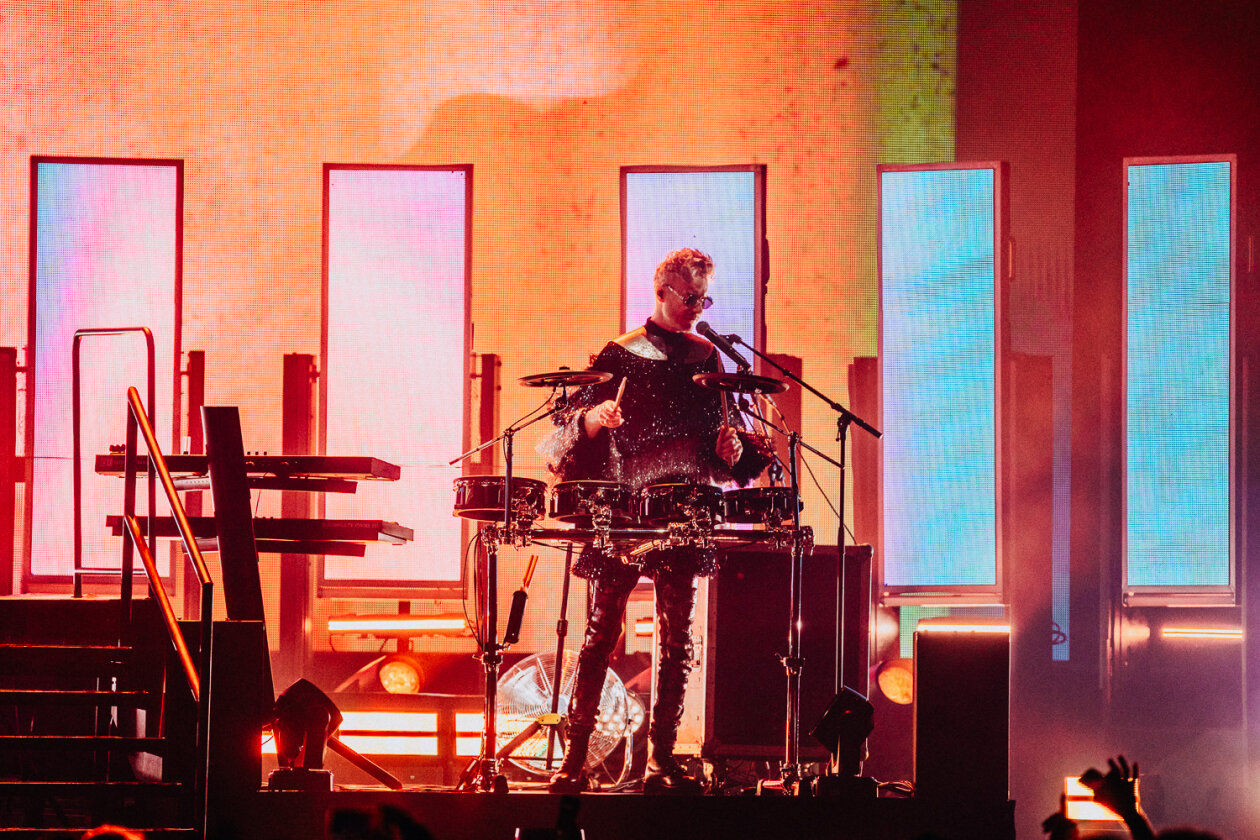 Hits, Hits, Hits: Neil Tennant, Chris Lowe und Band  auf "Dreamworld – The Greatest Hits Live“-Tour. – Pet Shop Boys.