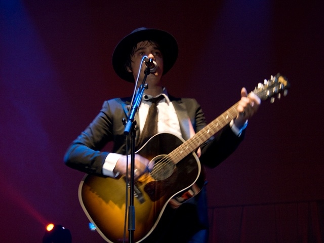 Peter Doherty – Pete solo und besinnlich beim Berlin Festival 2009 in Tempelhof. – Ganz Singer-Songwriter.