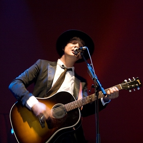 Peter Doherty – Pete solo und besinnlich beim Berlin Festival 2009 in Tempelhof. – Ganz Singer-Songwriter.