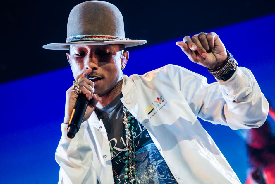 Pharrell Williams – A happy Superstar! – Vivienne Westwood designte Pharrels Hut.