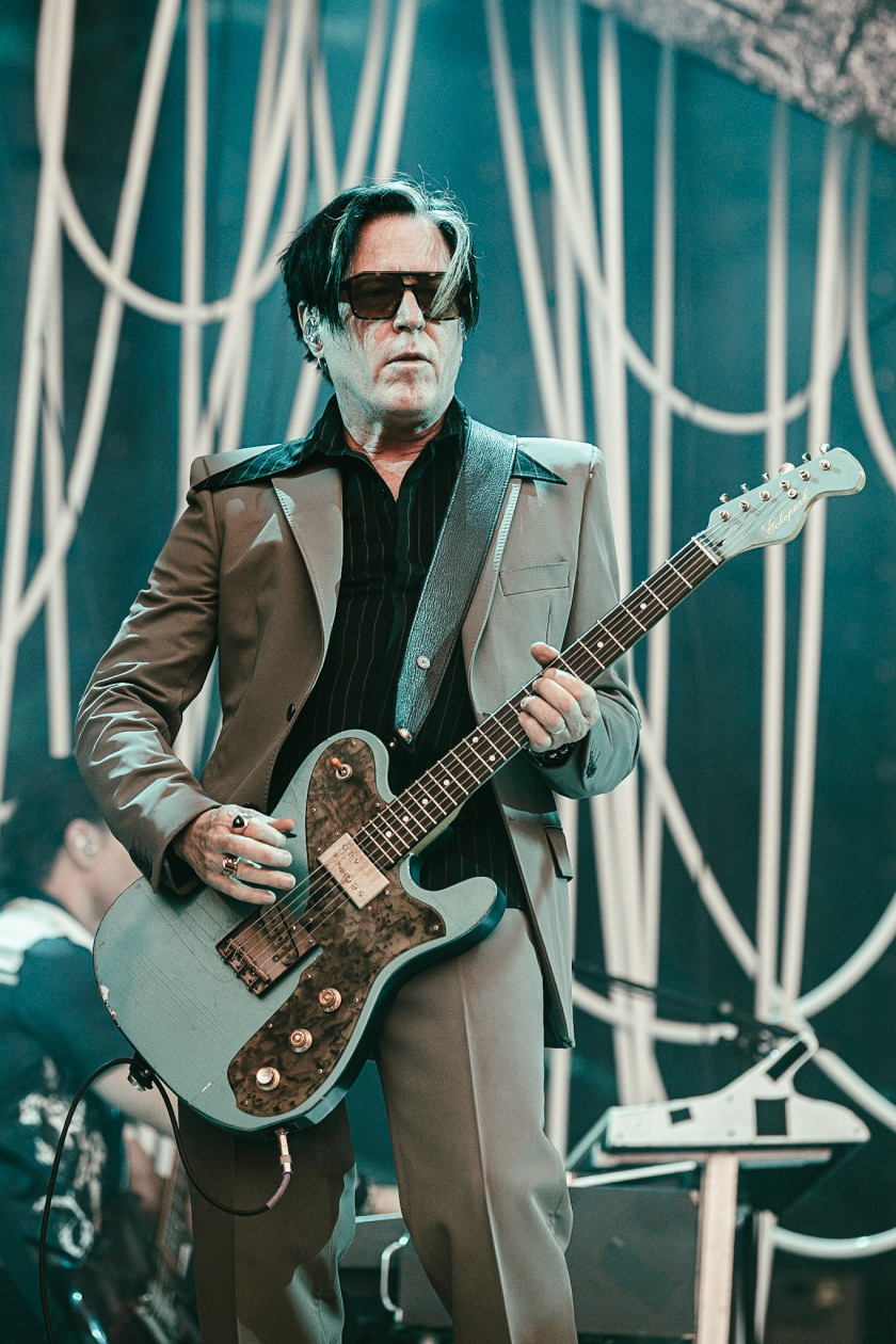 Queens Of The Stone Age – Josh Homme und Band auf Tour mit System Of A Down. – Troy Van Leeuwen.