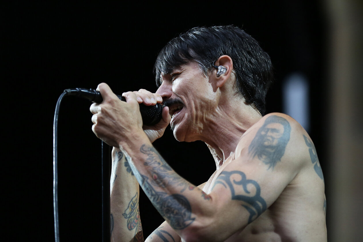 50.000 begeisterte Fans: die Red Hot Chili Peppers in Hamburg. – Am Mic.