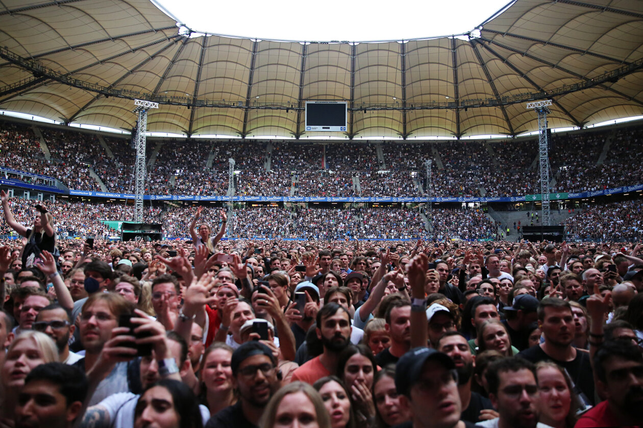 50.000 begeisterte Fans: die Red Hot Chili Peppers in Hamburg. – Begeisterung soweit das Auge reicht.