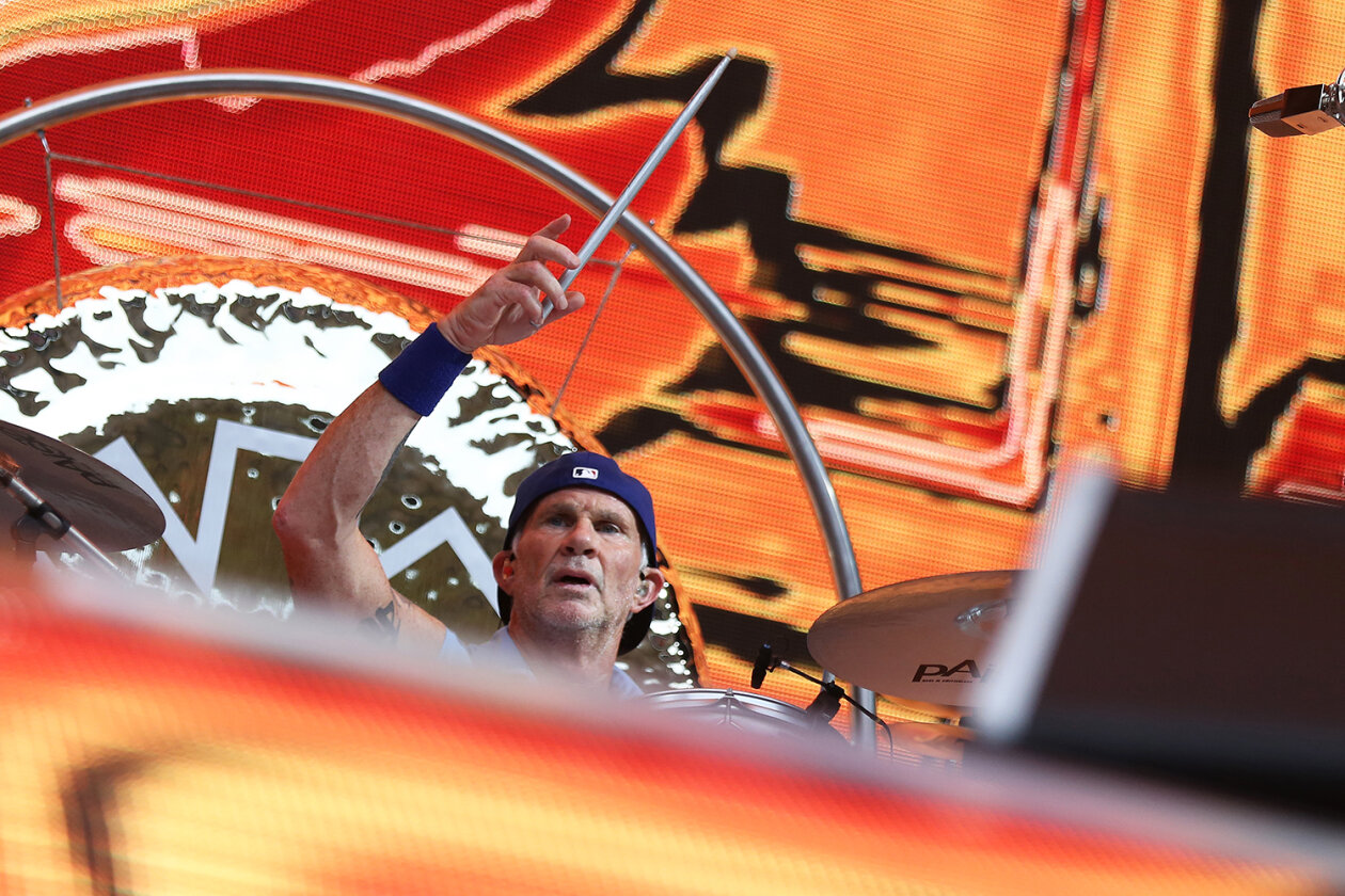 50.000 begeisterte Fans: die Red Hot Chili Peppers in Hamburg. – Chad Smith.