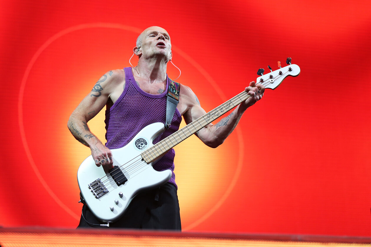 50.000 begeisterte Fans: die Red Hot Chili Peppers in Hamburg. – Flea.