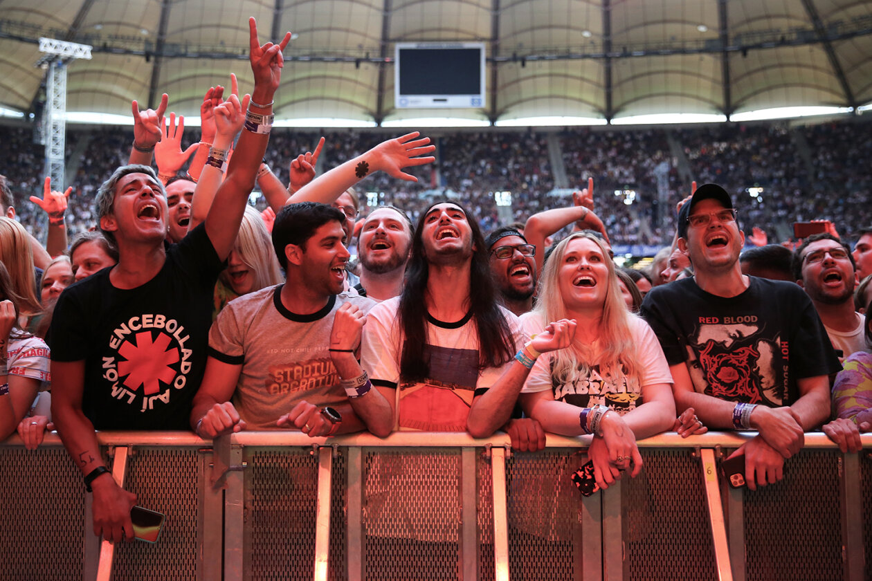 50.000 begeisterte Fans: die Red Hot Chili Peppers in Hamburg. – RHCP + Fans = Liebe.
